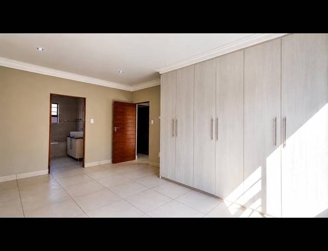 2 BEDROOM TOWNHOUSE FOR SALE IN HEUWELSIG
